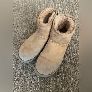 Ugg Mini in tan color. Women’s size 7. Good condition